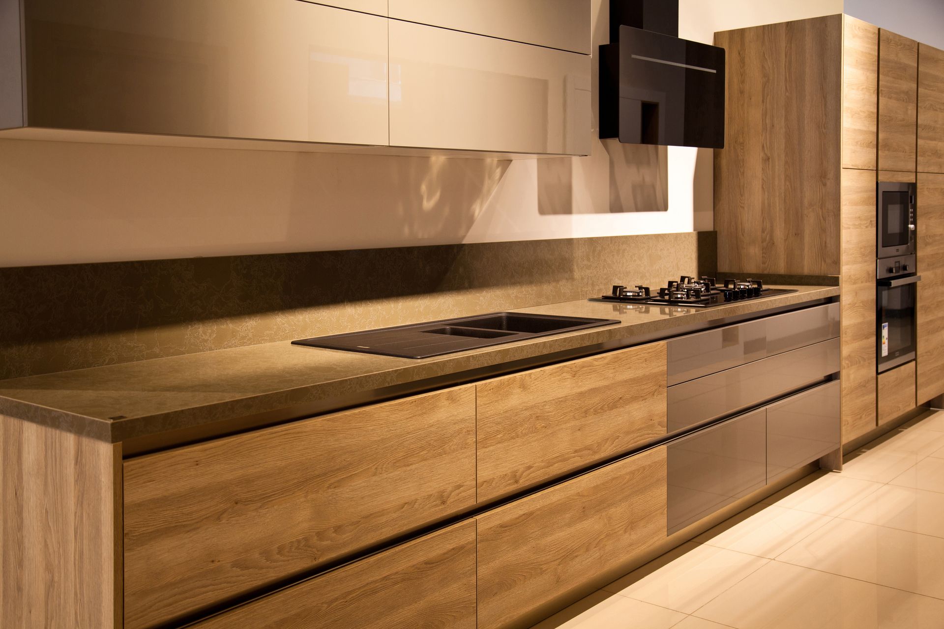 Une cuisine moderne avec des armoires basses en bois.