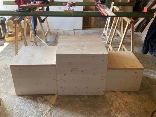 Un podium en bois à trois niveaux.