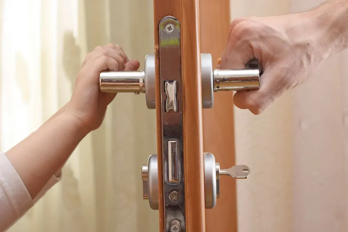 Una persona está abriendo una puerta con una llave.