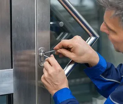 Un hombre está usando una llave para abrir una puerta.