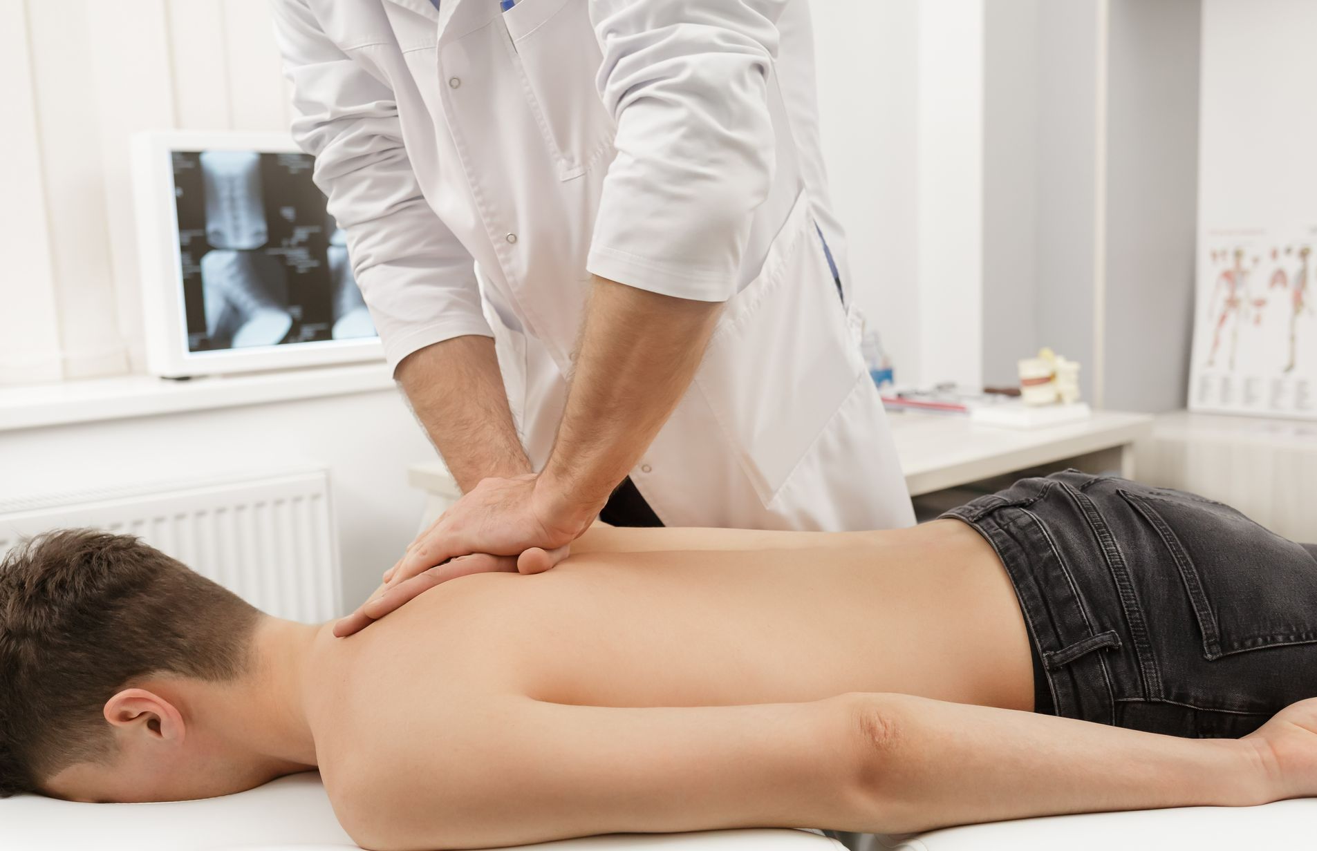 Ostéopathe qui manipule le dos avec ses mains