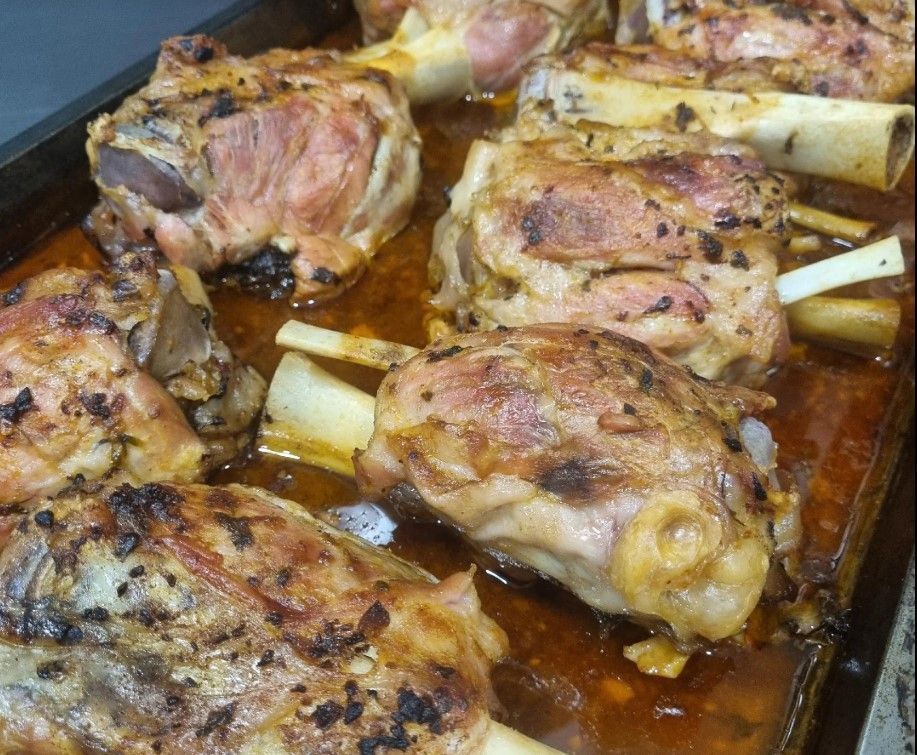 Codillos de carne asados ​​en una sartén, dorados con sus jugos.
