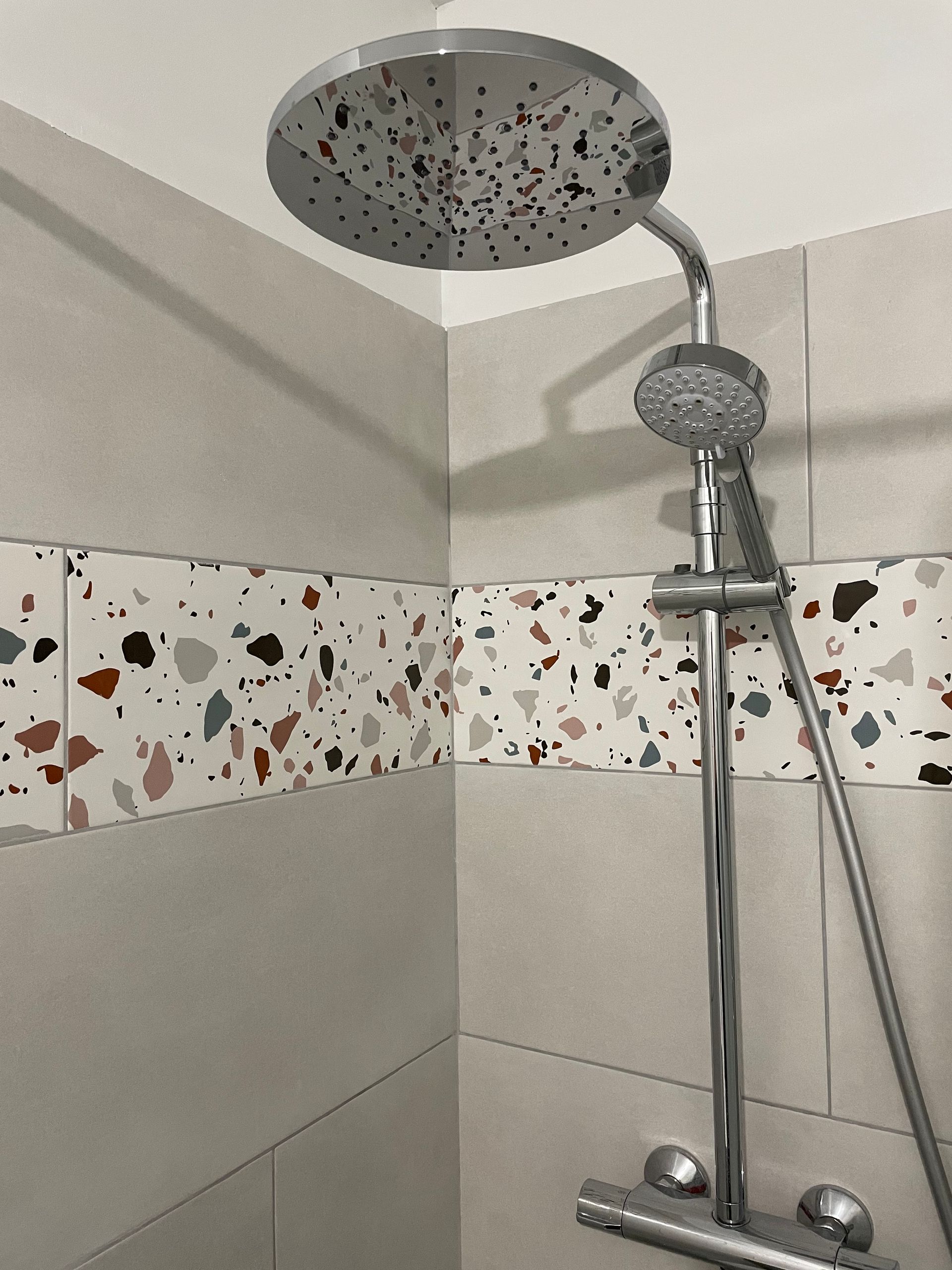 Installation d'un pommeau de douche et pose de carrelage de salle de bains