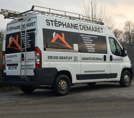 Le camion de l'entreprise de toiture Couverture Demaret.