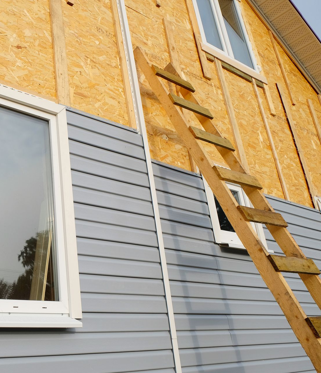 Bardage en cours pour isoler la façade d'une maison.