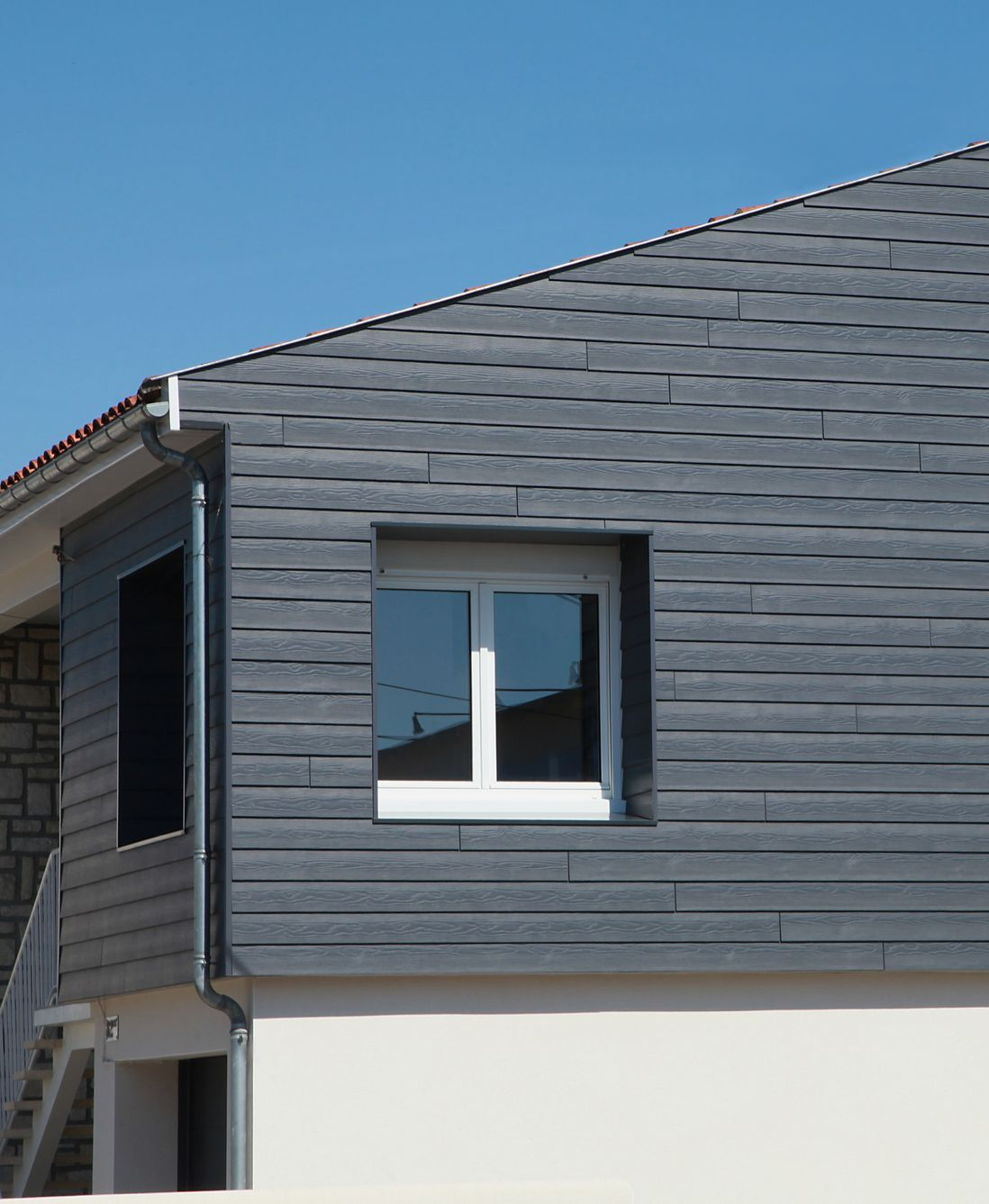 Une façade de maison bardée.
