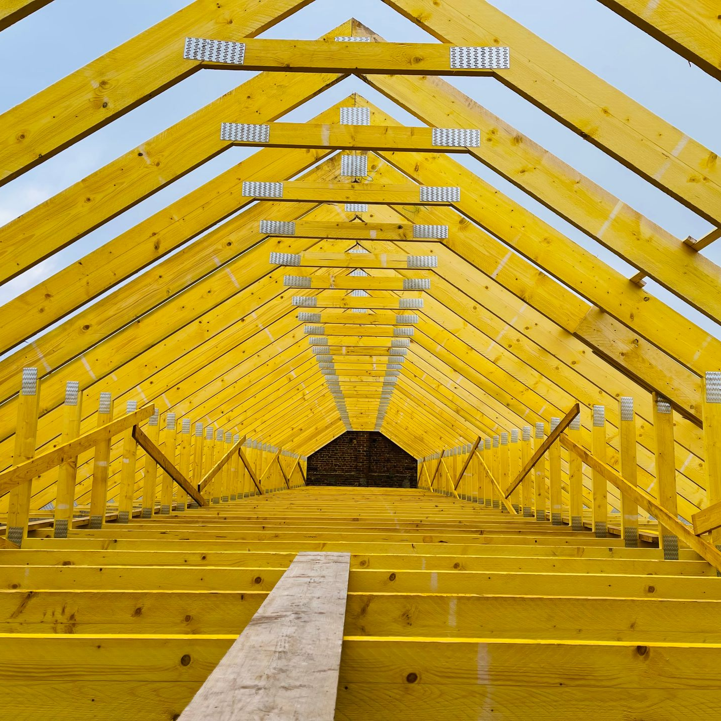 Charpente à fermettes en cours de montage.