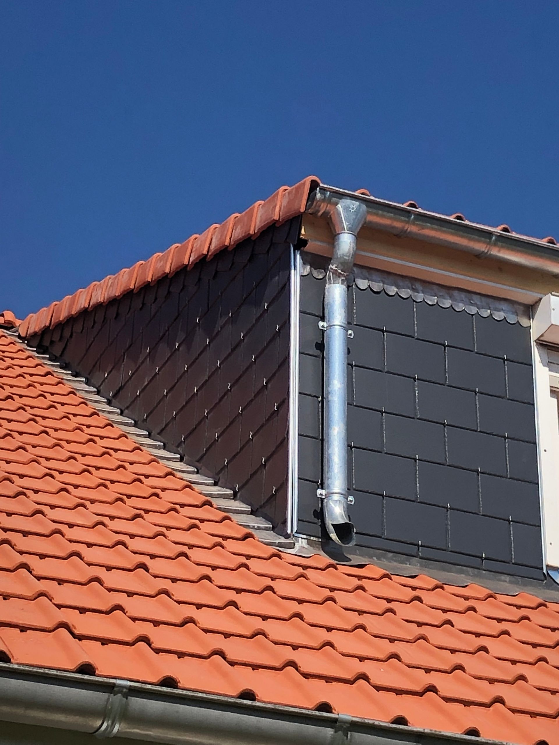 Éléments de zinguerie sur une toiture.