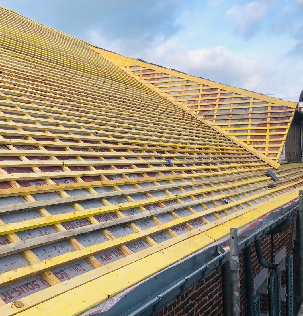 Rénovation de toiture avec charpente apparente