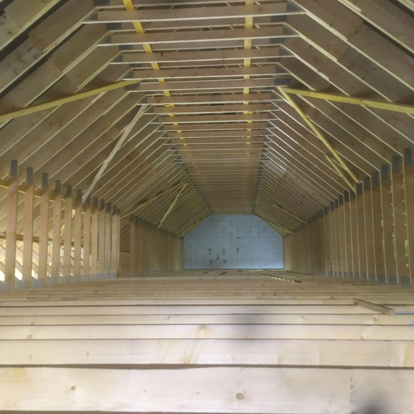 Une charpente en cours de construction.