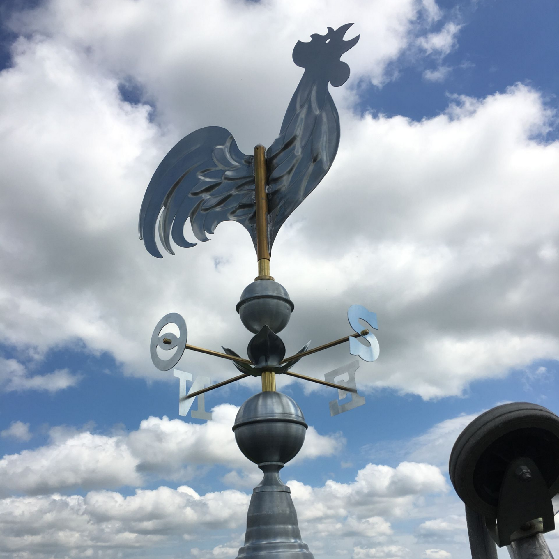 Une girouette en forme de coq.