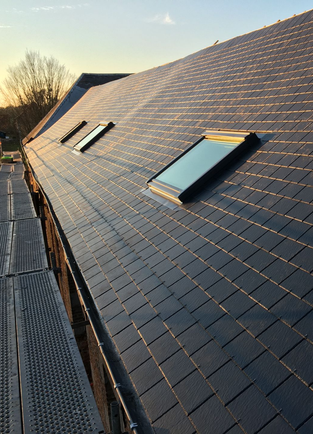 Un toit avec plusieurs fenêtres de toit.