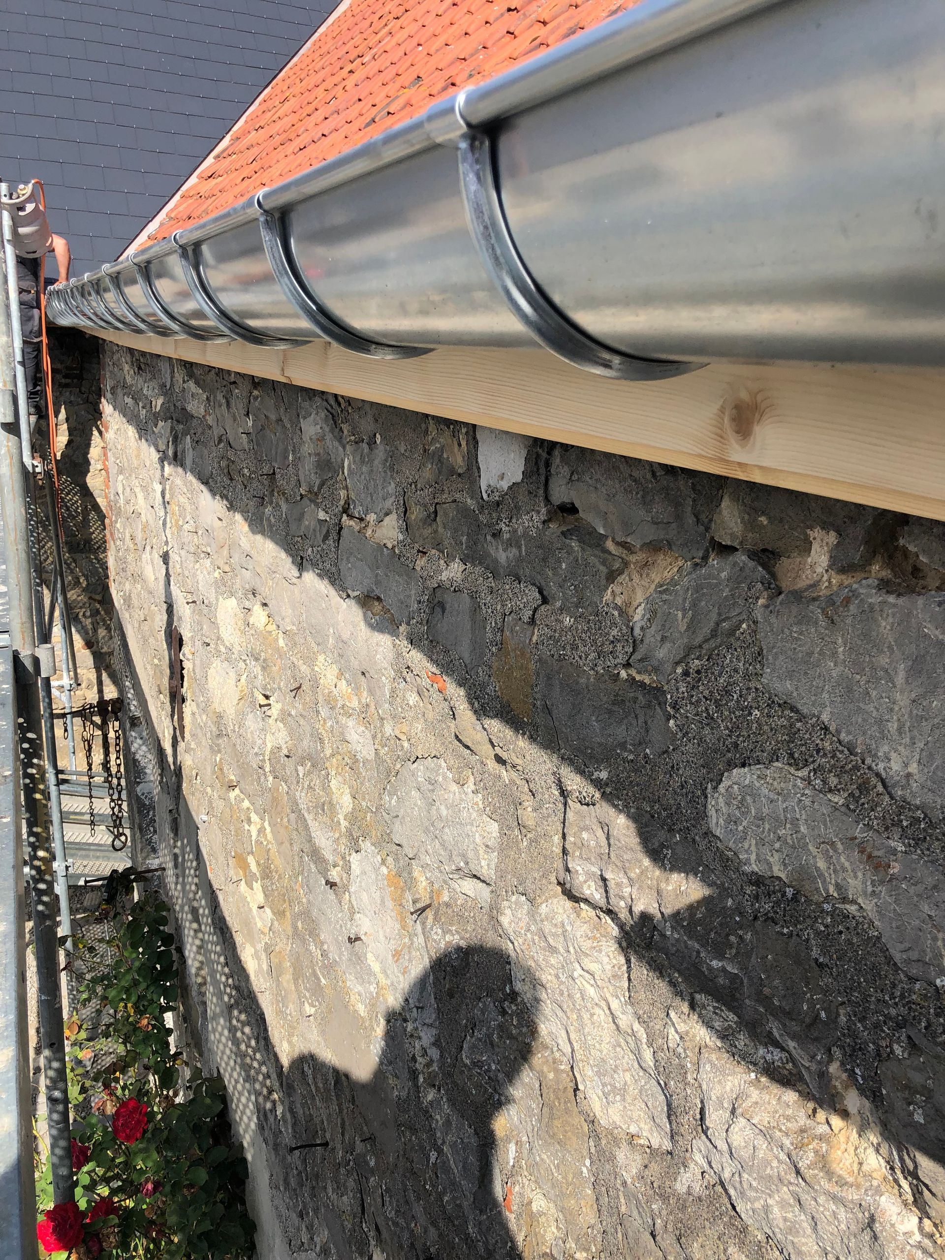 Une gouttière de toit.