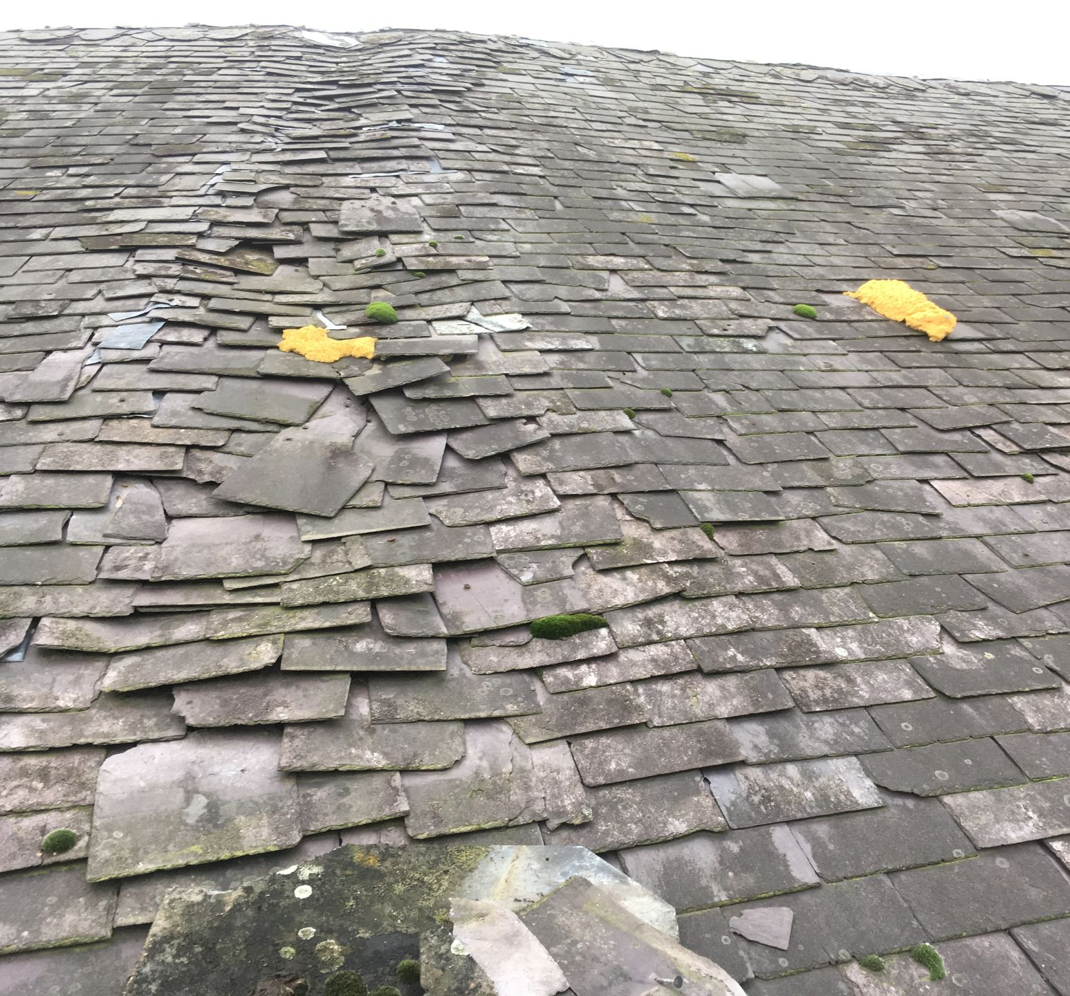 Une toiture endommagée.