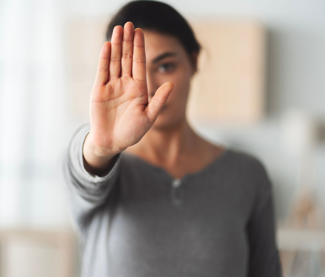 Une personne lève la main pour faire signe d'arrêter.