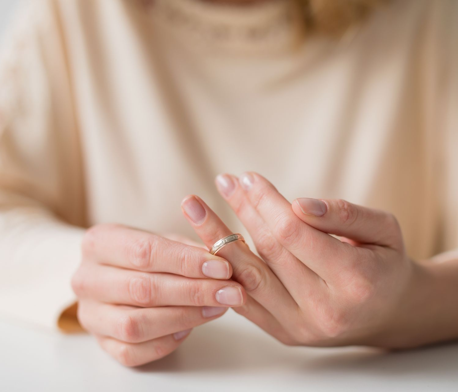 Une femme enfile une bague en or
