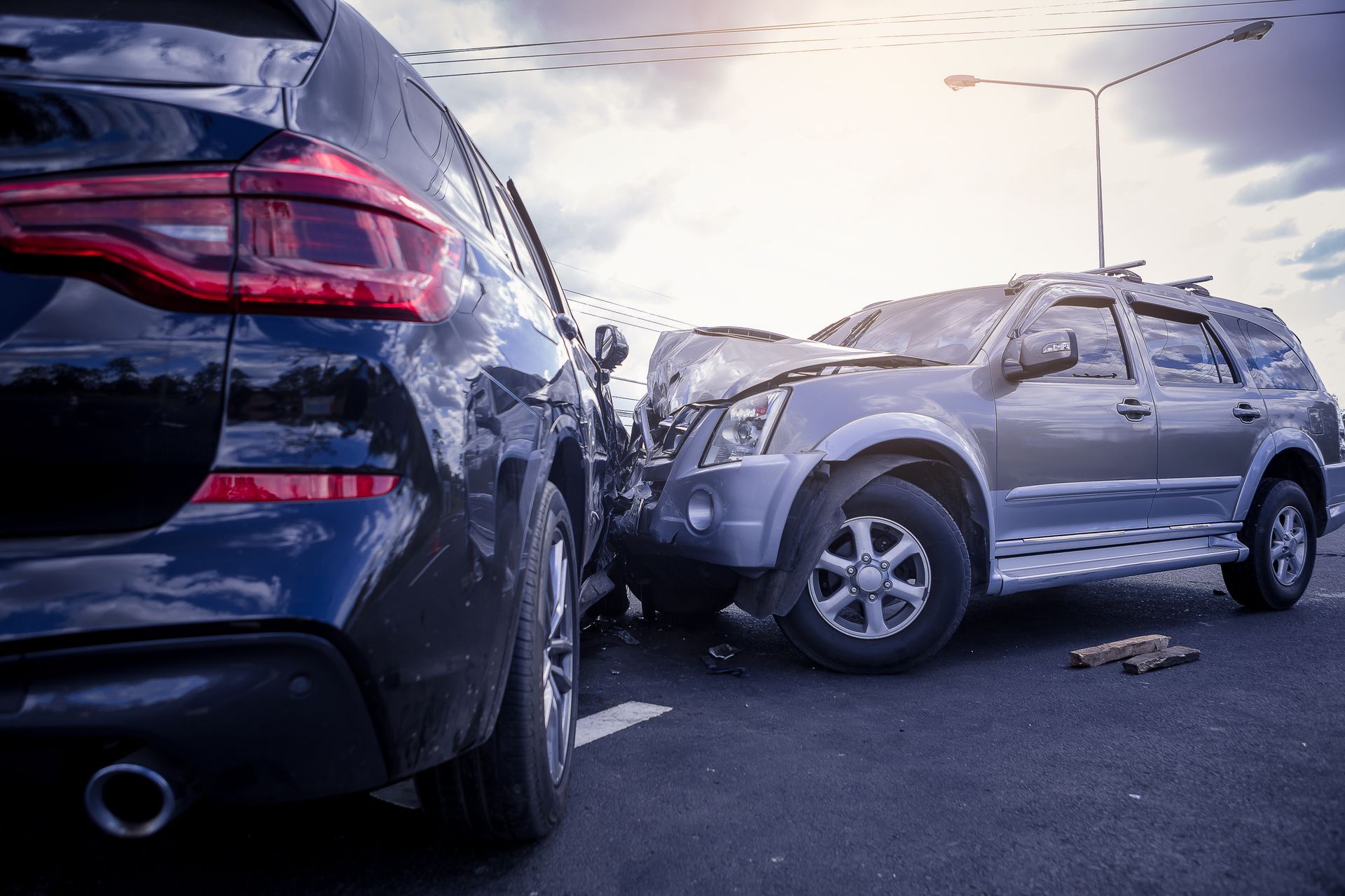 Deux SUV présentant des dommages à l'avant suite à une collision