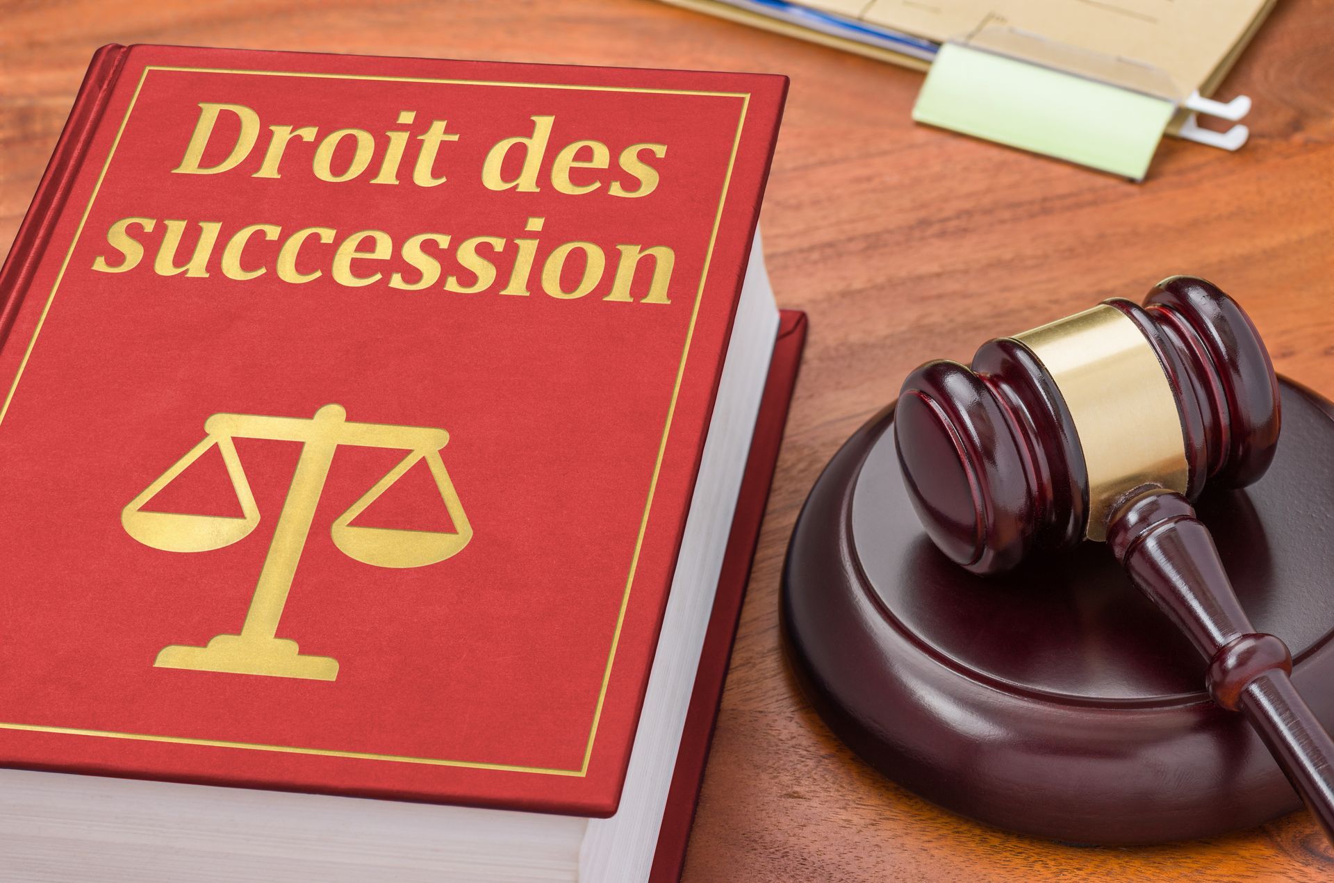 Livre Droit des successions avec marteau de juge sur bureau en bois.