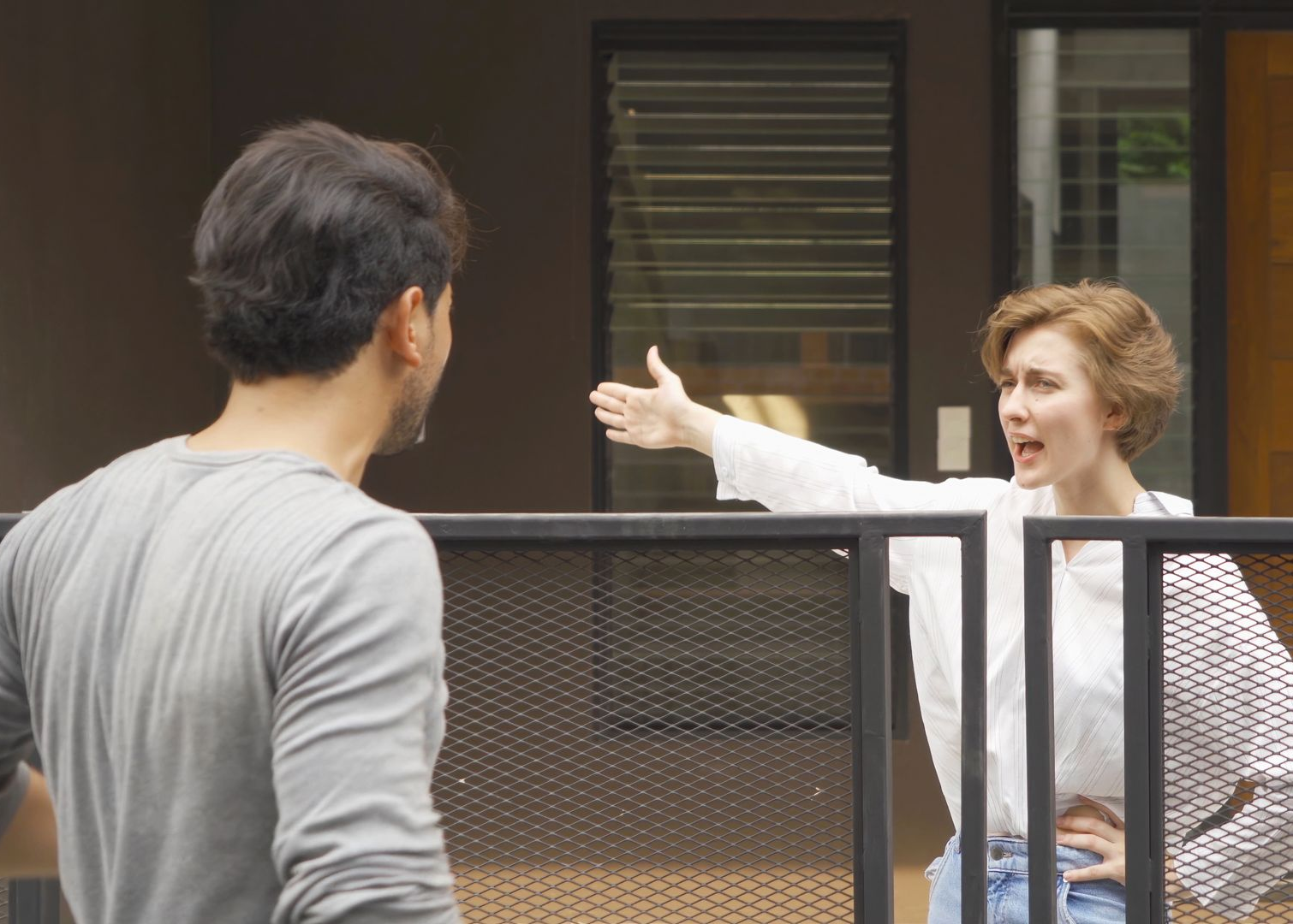 Deux personnes qui se disputent.