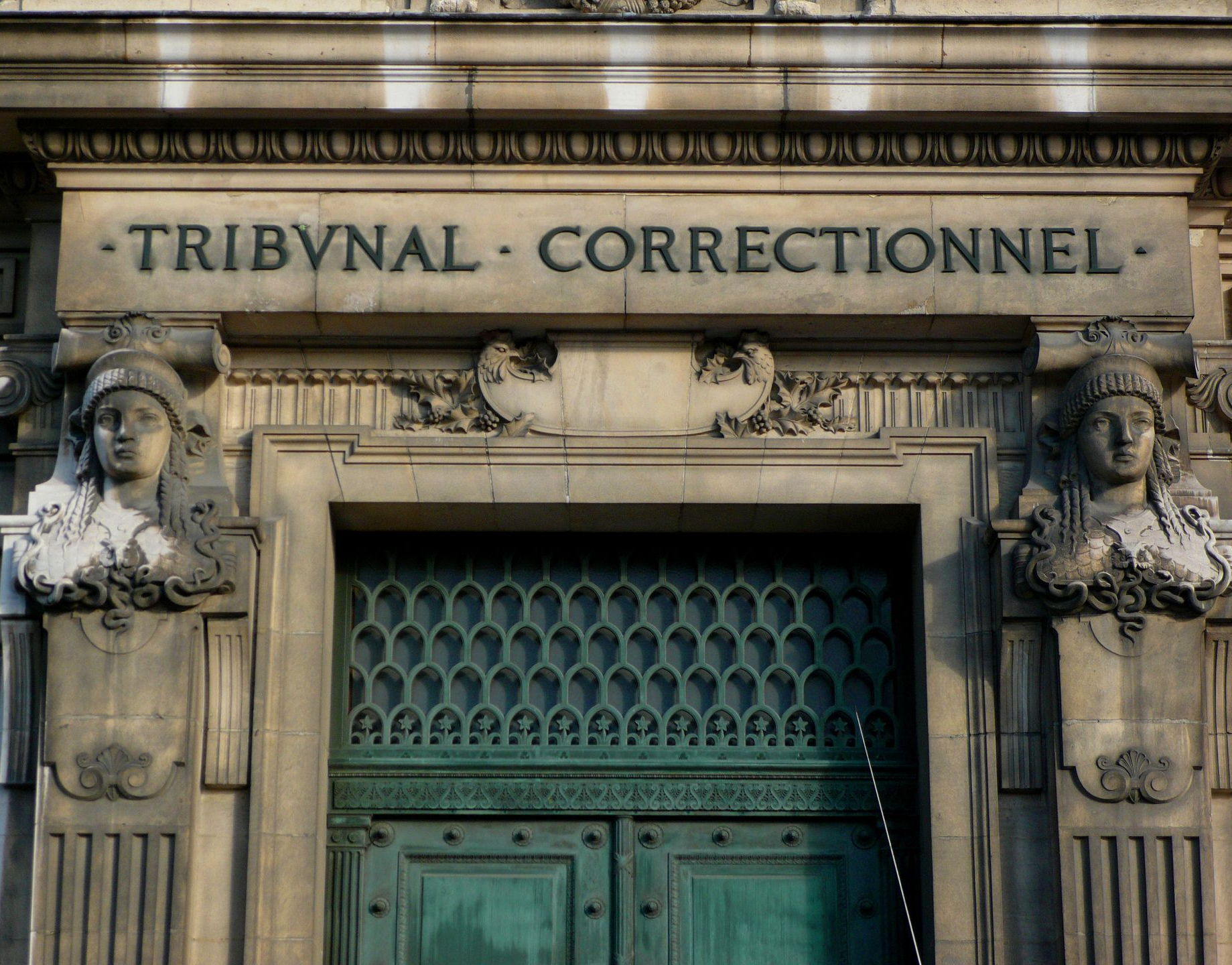 Entrée du tribunal correctionnel.
