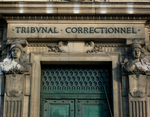 Façade d'un tribunal correctionnel.