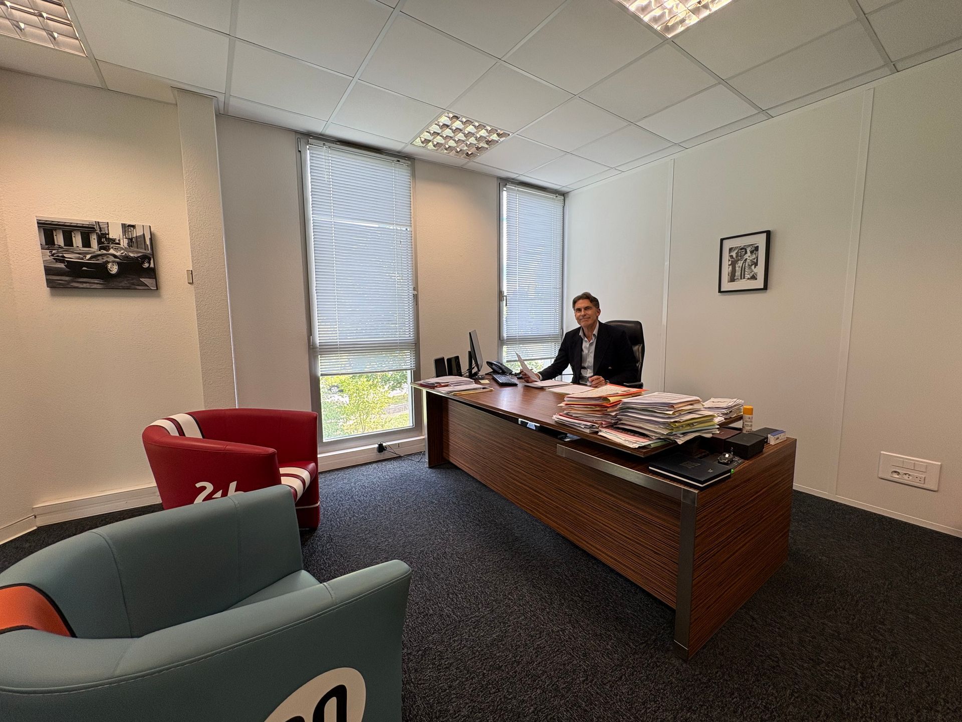 Maître Jean-Louis Colomb travaille à son bureau.