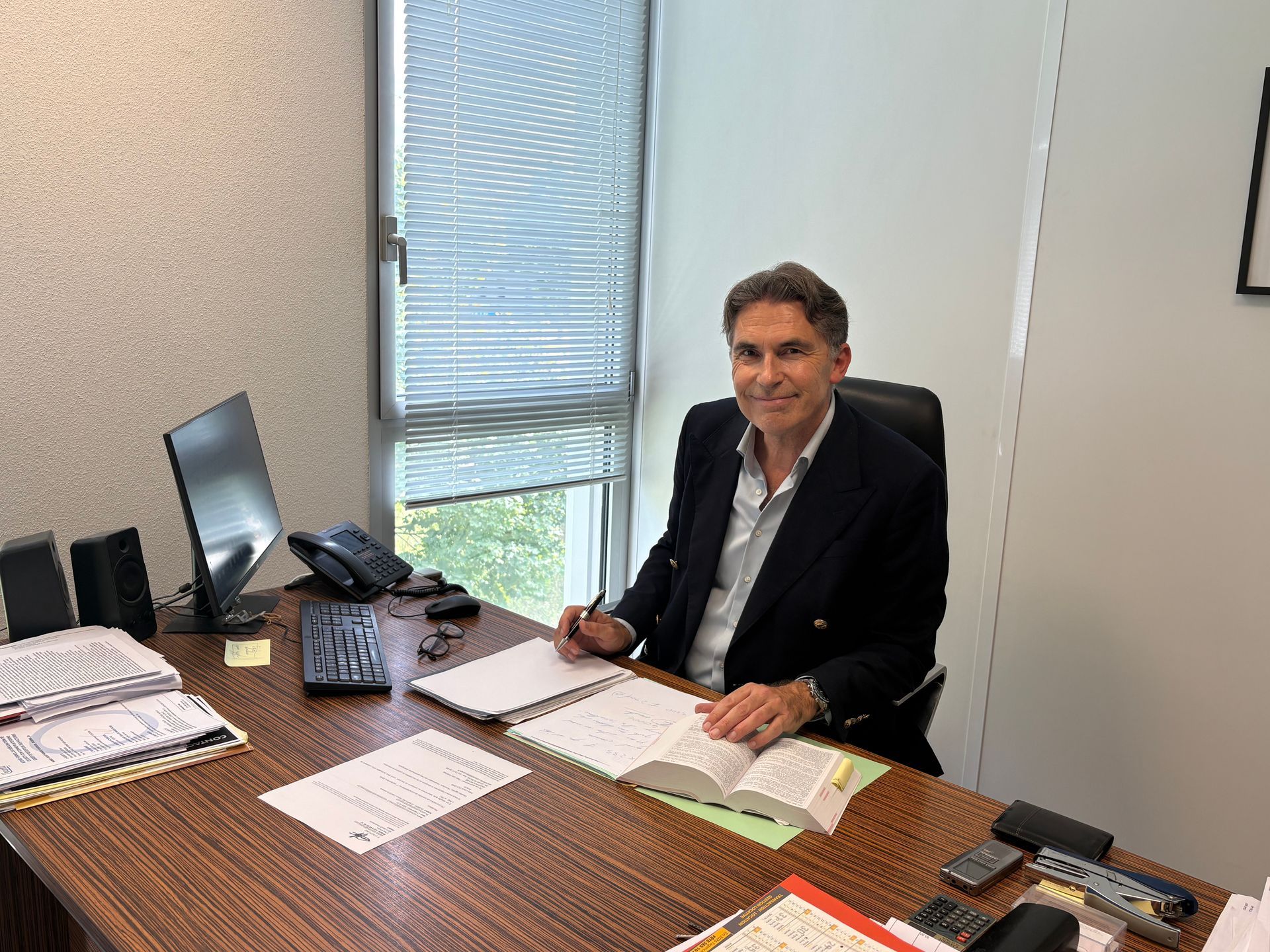 Maître Jean-Louis Colomb, assis à son bureau.