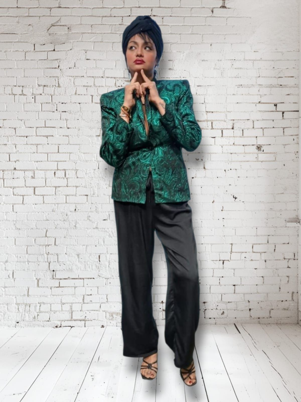 Mujer con chaqueta estampada color verde 