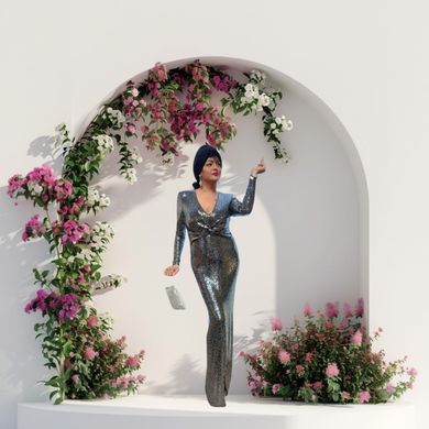 Una mujer con vestido de lentejuelas posa bajo un arco adornado 