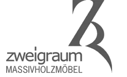 Logo mit der Aufschrift „zweiraum MASSIVHOLZMÖBEL“ und einem stilisierten dunkelgrauen Grafikzeichen.