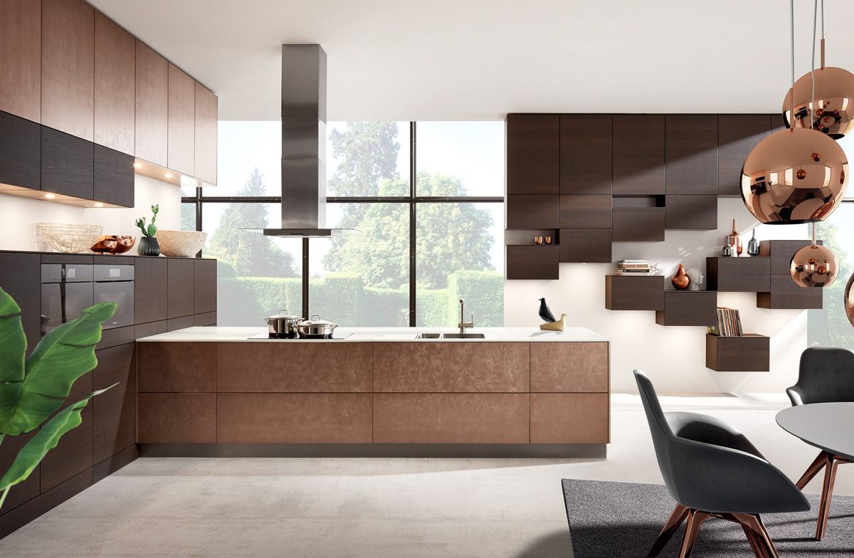 Moderne Küche mit Holzschränken, großer Kochinsel, schwarzen Stühlen, Kupferpendelleuchten und sonnendurchfluteten Fenstern