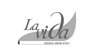 Das Logo von La Vida in grauer Schrift mit stilisiertem Blatt und dem Slogan „GENAU. MEIN. STIL.“