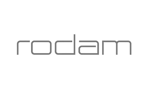 Stilisiertes graues Logo in Kleinbuchstaben mit der Aufschrift „rodam“ auf weißem Hintergrund