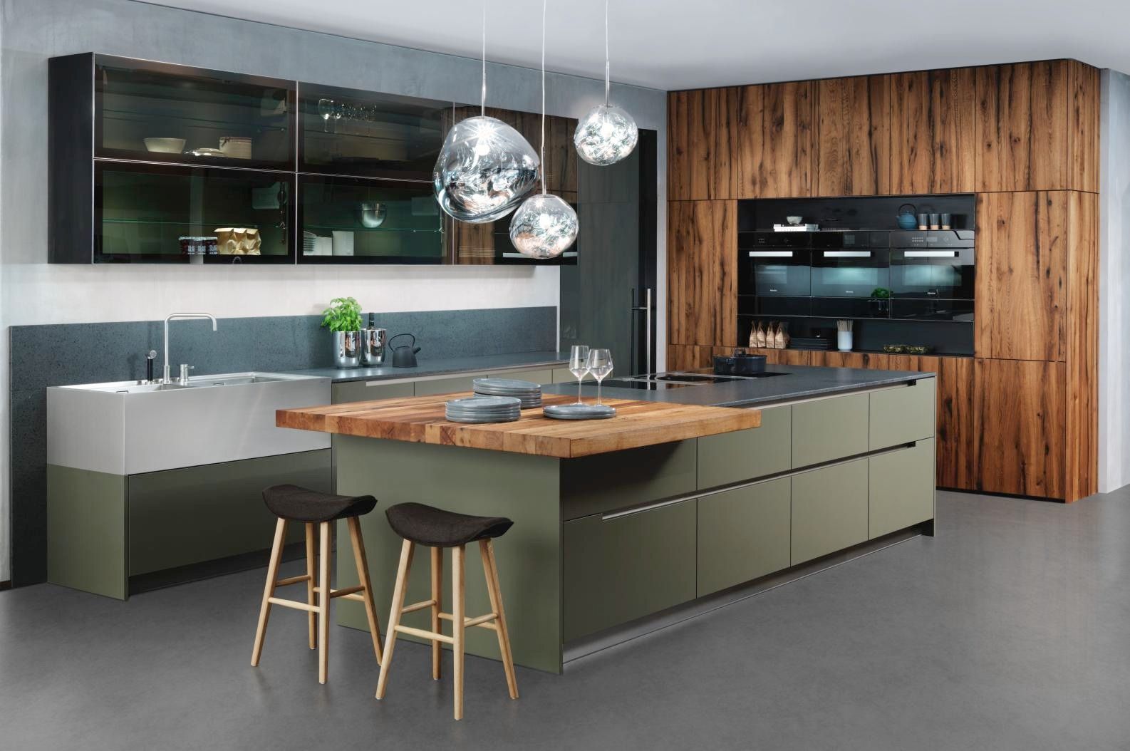 Moderne Küche mit Kochinsel aus Holz, grauen Schränken, Pendelleuchten und Einbaubackofen