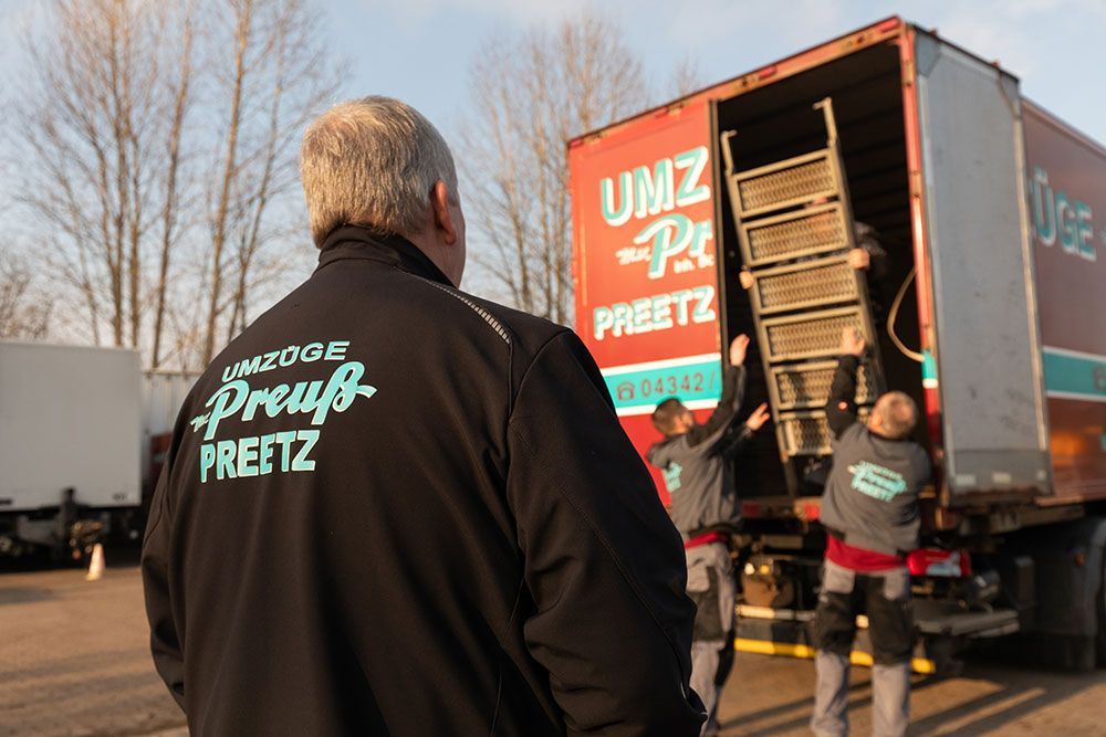 Ein Mann, der eine Jacke mit der Aufschrift „umz preetz“ trägt