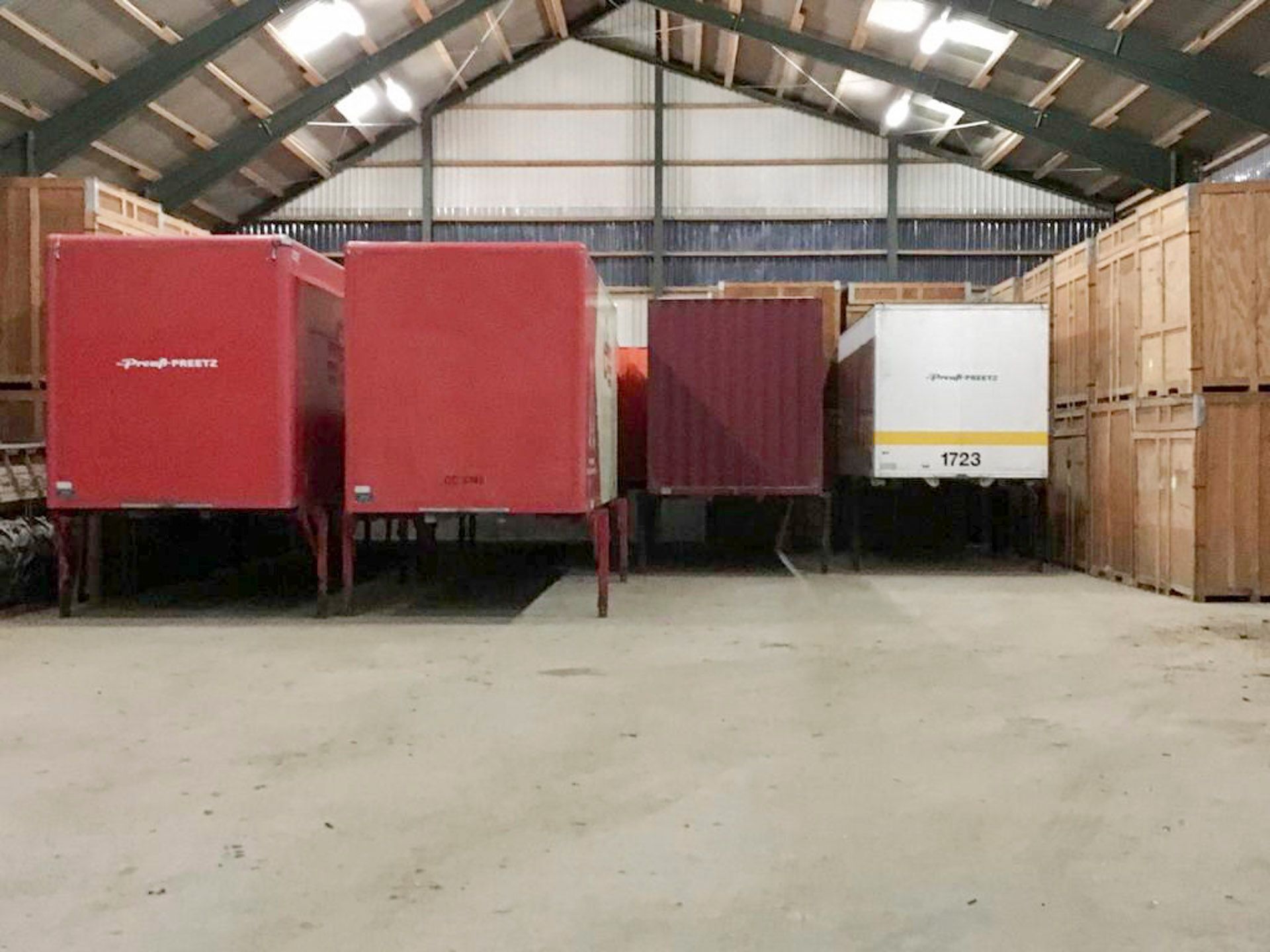 Ein Lagerhaus voller Kisten und Behälter