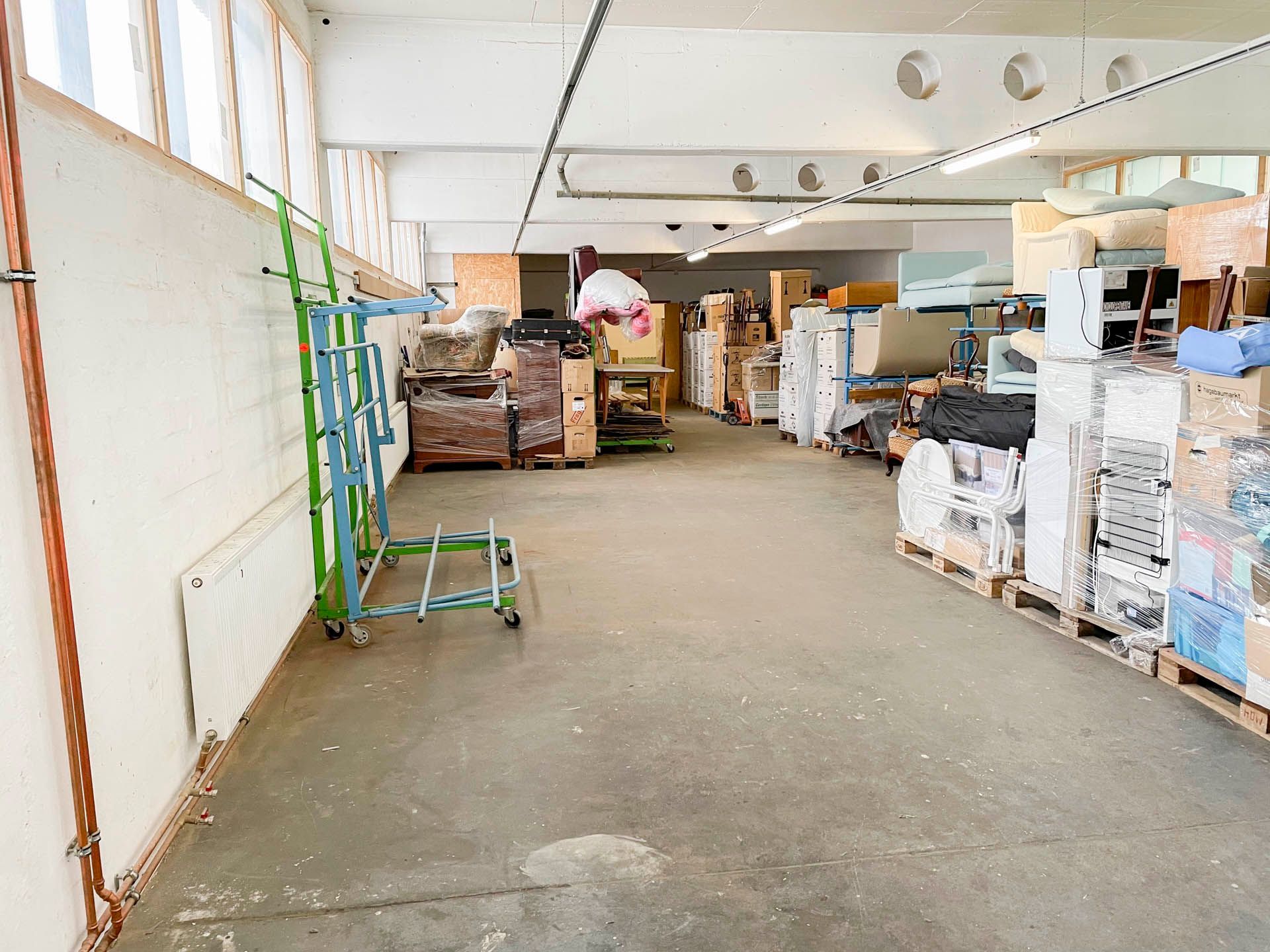 Ein großes Lagerhaus voller Kisten und Paletten.