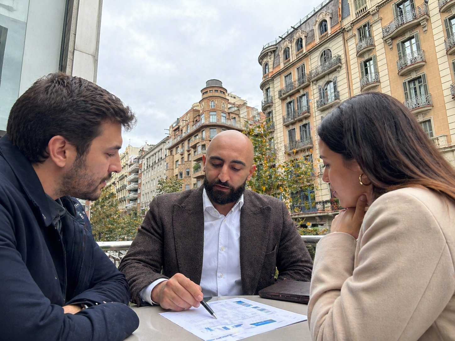 Familia planificando su futuro financiero con un asesor profesional
