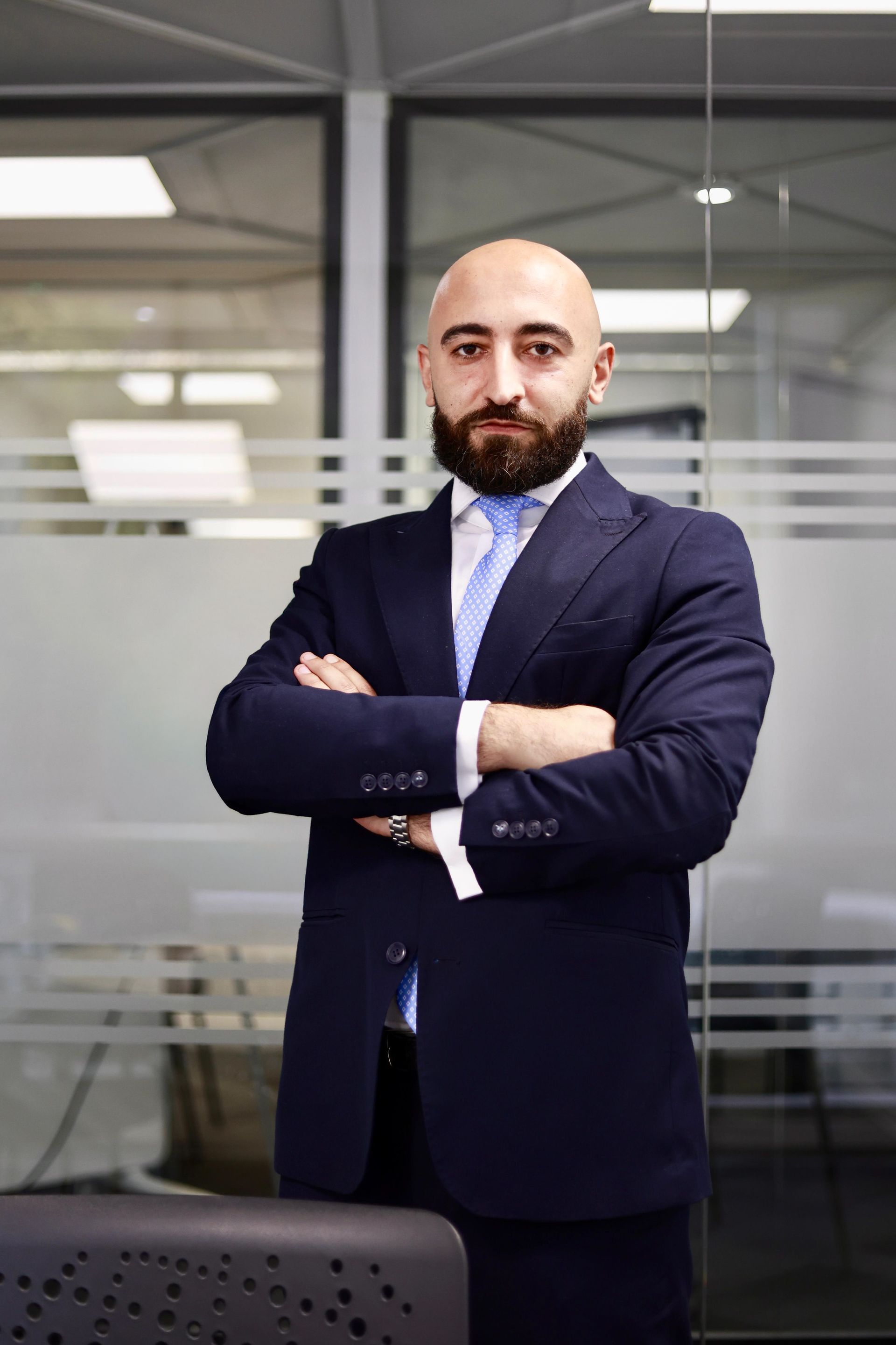 Dos hombres vestidos de negocios revisan papeles en una mesa en una oficina.