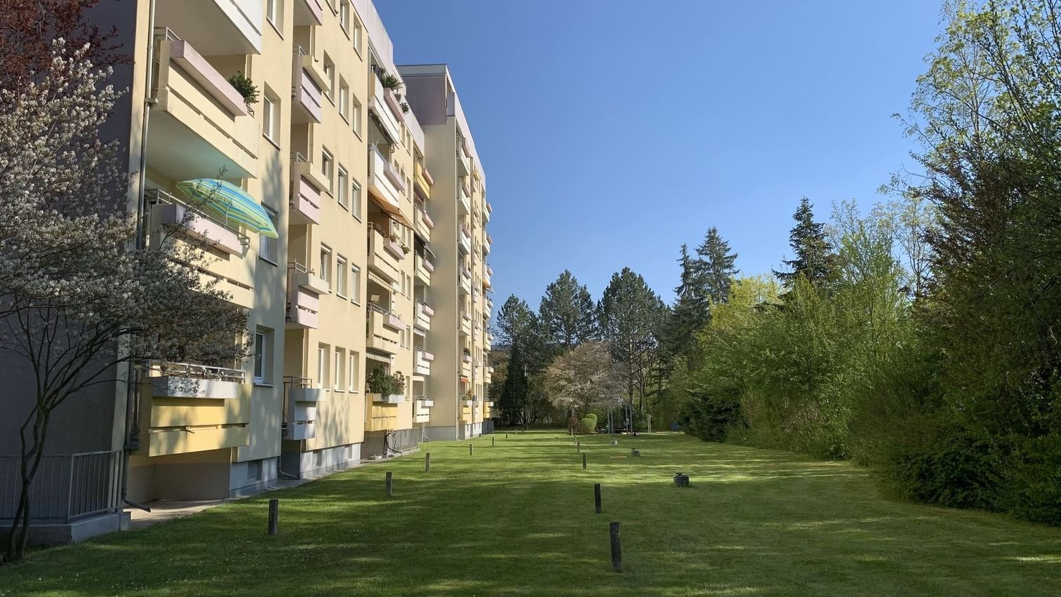 Referenzobjekt Mehrfamilienhaus mit Rasenfläche