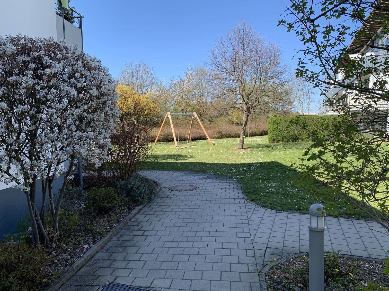 Sauberer Fußweg in grünem Wohngebiet