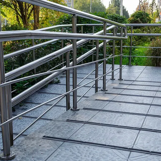 Una barandilla de acero inoxidable con escaleras que conducen hasta ella.
