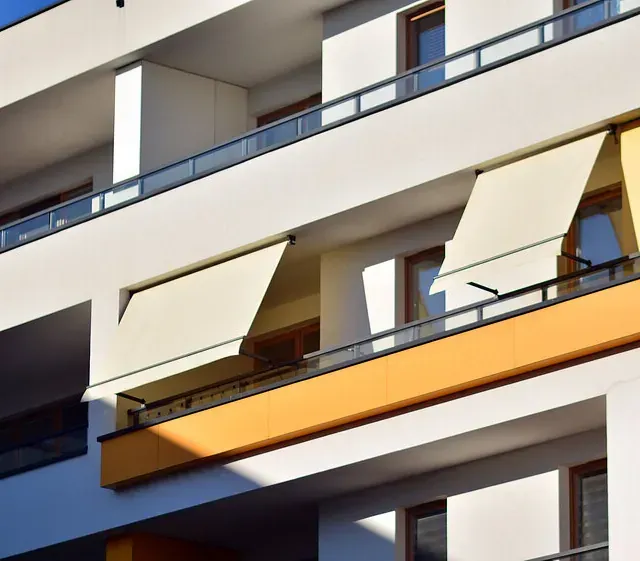 Un edificio con muchos balcones y toldos en ellos.