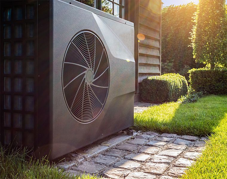 Pompe à chaleur air-eau installée contre le mur d'une maison