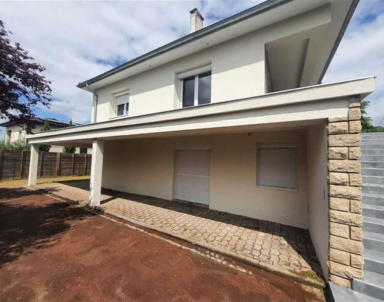 Ravalement de maison à étage avec plaquage en pierre