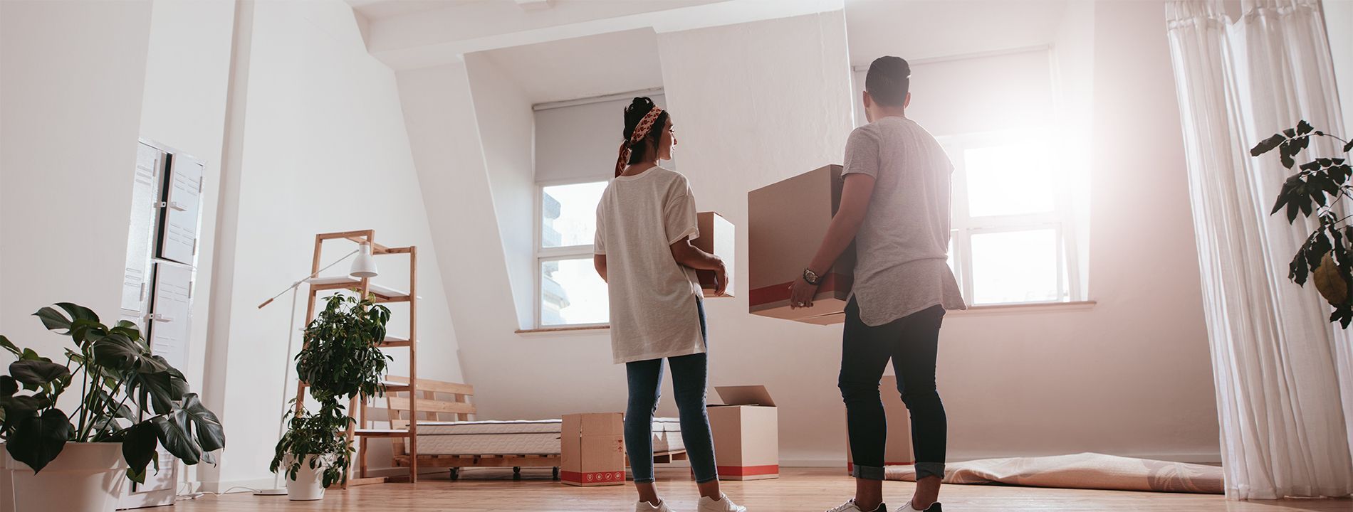 Couple aménageant sa maison après une rénovation énergétique