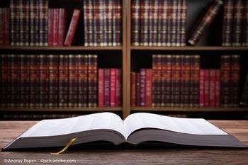 Rechtsanwälte Fuchs und Seybold Bücherregal in einer Anwaltskanzlei