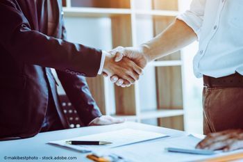 Rechtsanwälte Fuchs und Seybold Zwei Personen geben sich die Hand