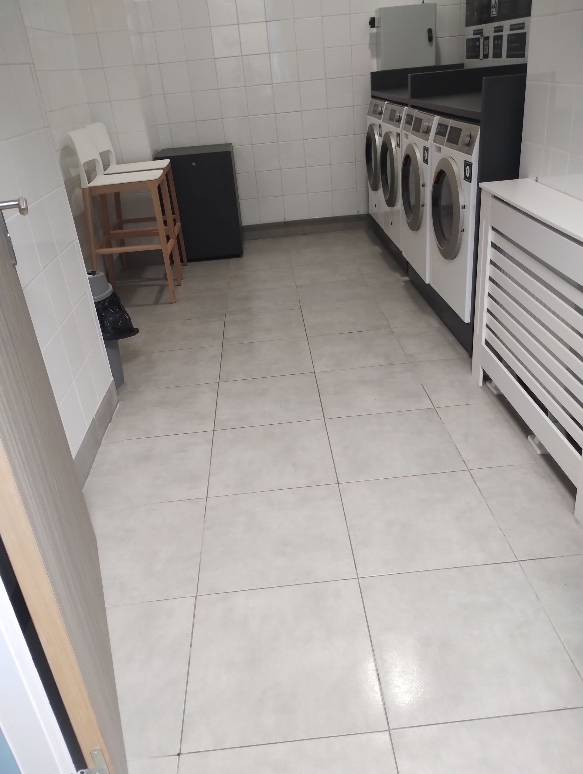 Laverie professionnelle, nettoyage de carrelage