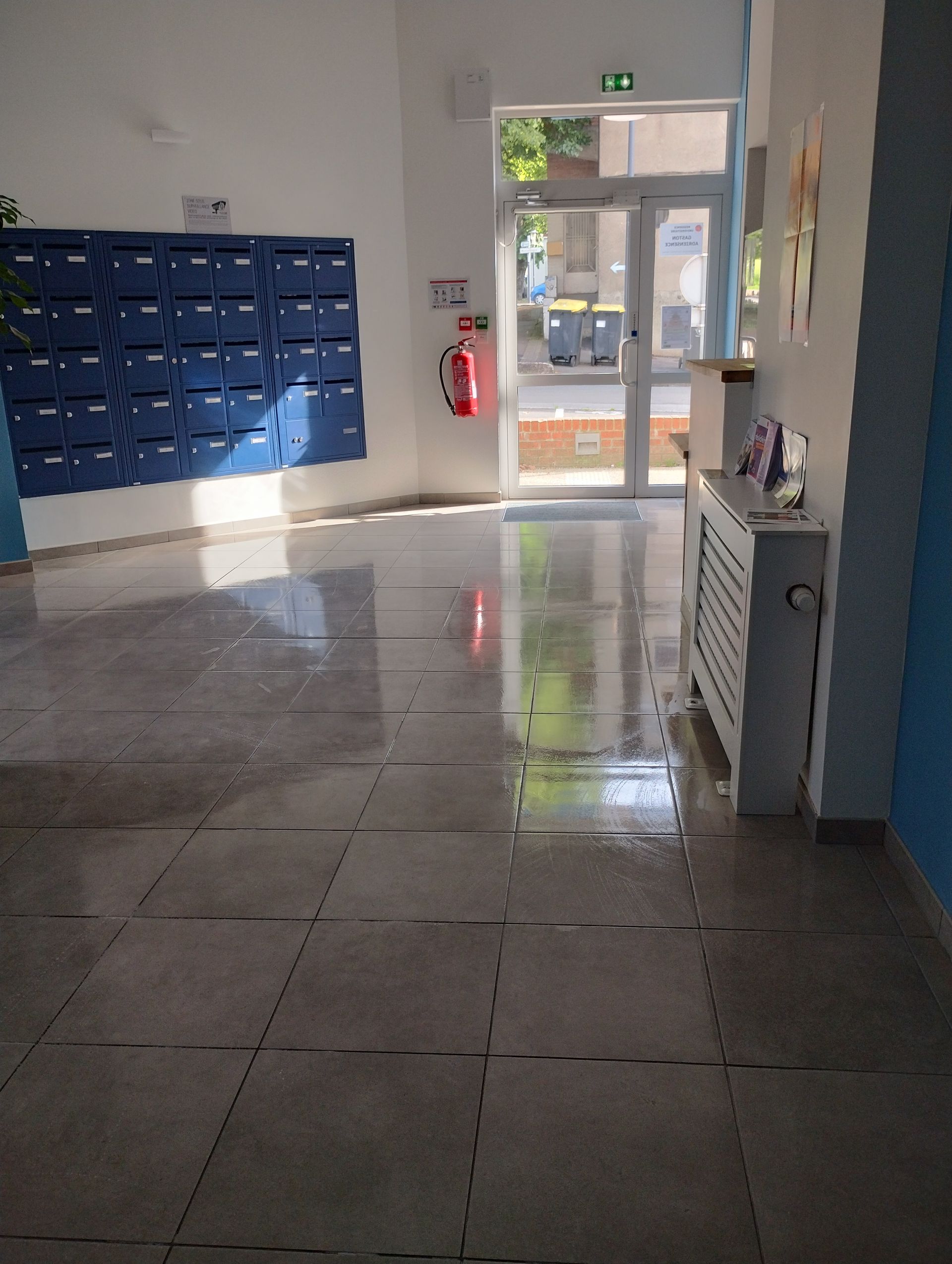 Hall d'entrée d'une résidence, carrelage nettoyé